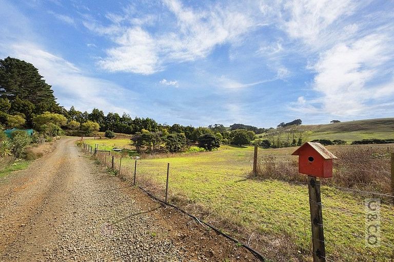 Photo of property in 231 Taiapa Road, Muriwai, Waimauku, 0881