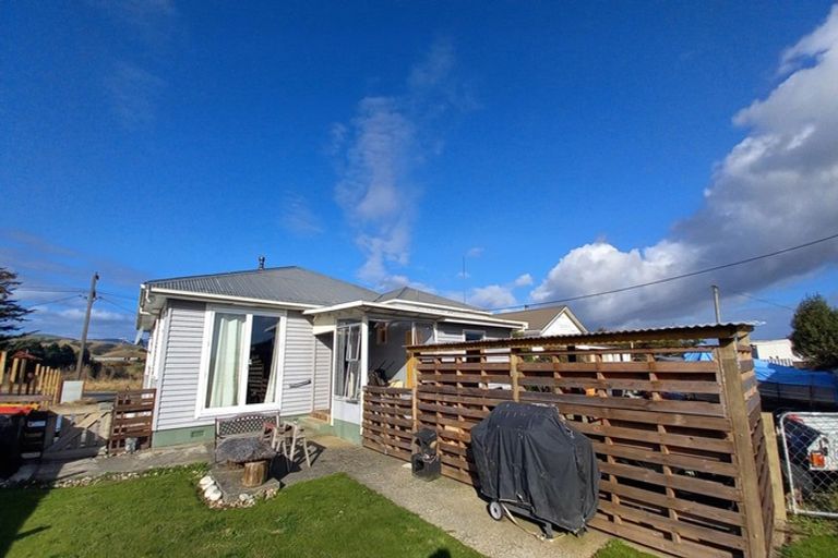 Photo of property in 19 Main Road, Tuatapere, 9620