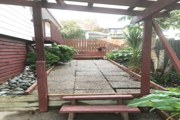 Photo of property in 1/13 Exeter Place, Unsworth Heights, Auckland, 0632