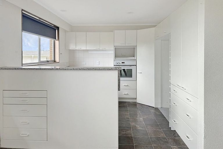 Photo of property in 2/270 Glenvar Road, Torbay, Auckland, 0630