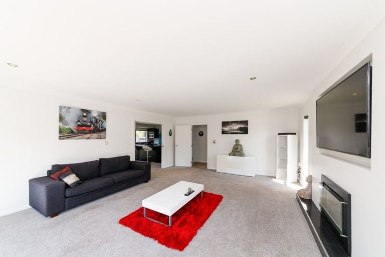 Photo of property in 5 D'urville Place, Kelvin Grove, Palmerston North, 4414