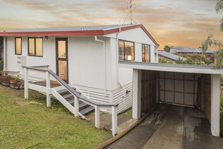 Photo of property in 1/103 Bradbury Road, Botany Downs, Auckland, 2010