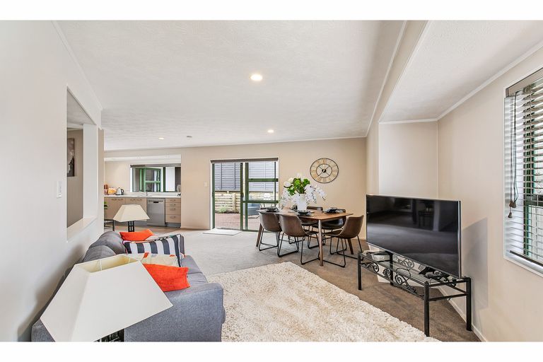 Photo of property in 1/5 Masterton Road, Rothesay Bay, Auckland, 0630