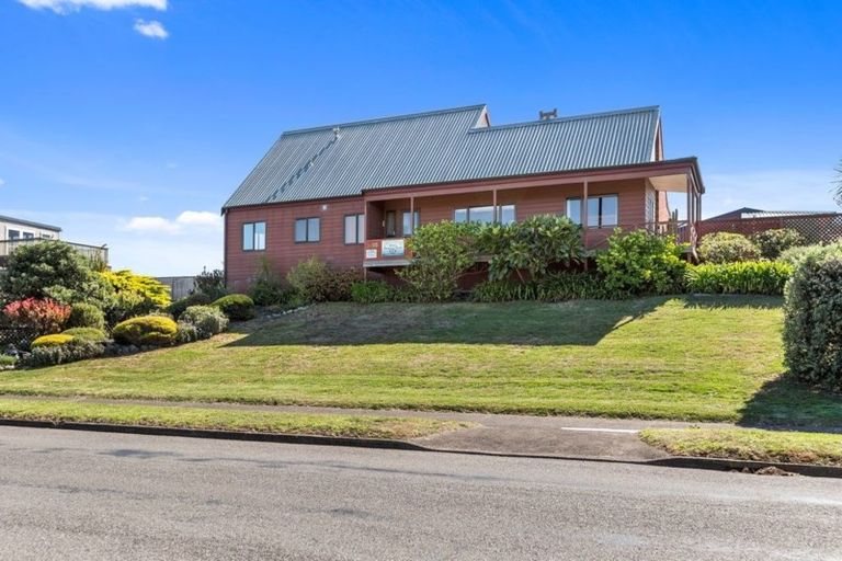 Photo of property in 115 Tutere Street, Waikanae Beach, Waikanae, 5036