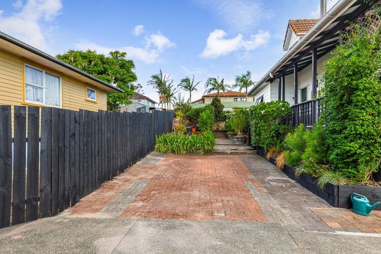 Photo of property in 1/18 Ashbourne Place, Glendene, Auckland, 0602