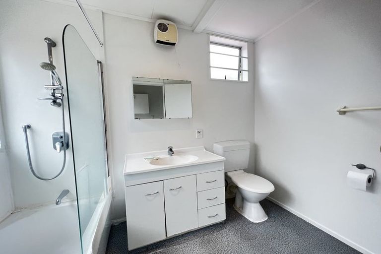 Photo of property in 1/15 Lambrown Drive, Totara Vale, Auckland, 0629