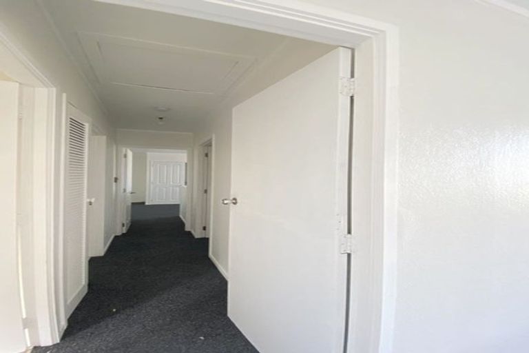 Photo of property in 28 Barker Rise, Northcross, Auckland, 0632