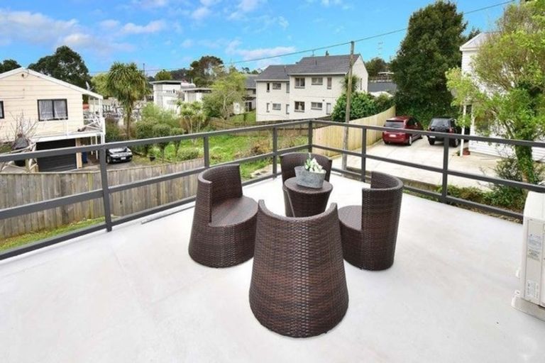 Photo of property in 1/546 Glenfield Road, Glenfield, Auckland, 0629