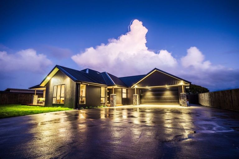 Photo of property in 6 Oliver O'leary Way, Westown, New Plymouth, 4310