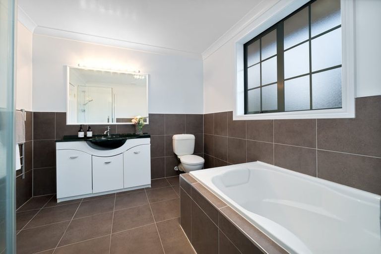 Photo of property in 30 South Kensington Way, Henderson, Auckland, 0612