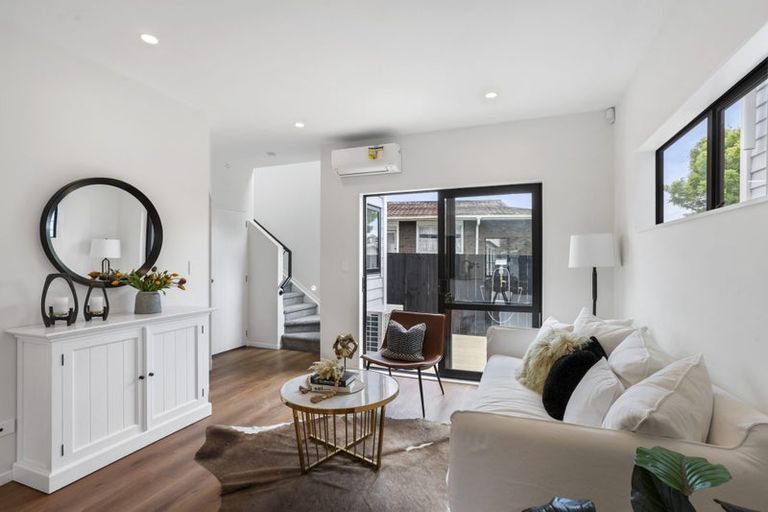 Photo of property in 21b Pipitea Place, Massey, Auckland, 0614