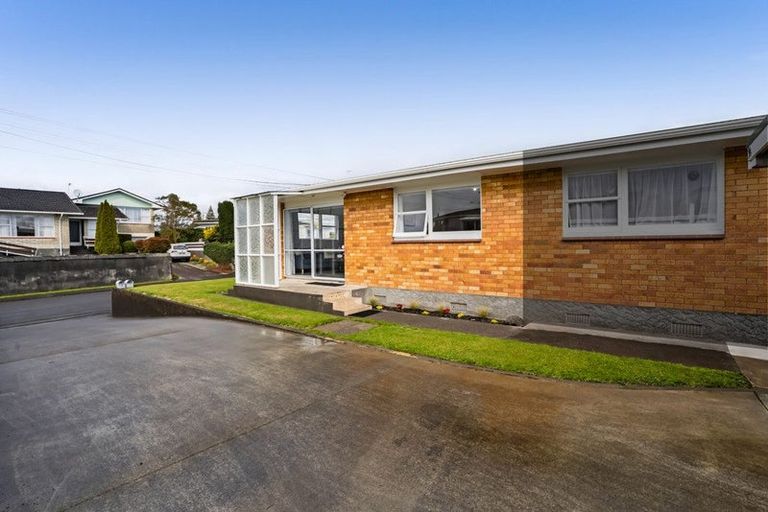 Photo of property in 2/6 Essex Street, Vogeltown, New Plymouth, 4310
