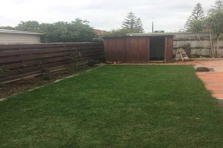 Photo of property in 2/43 Dale Crescent, Pakuranga, Auckland, 2010