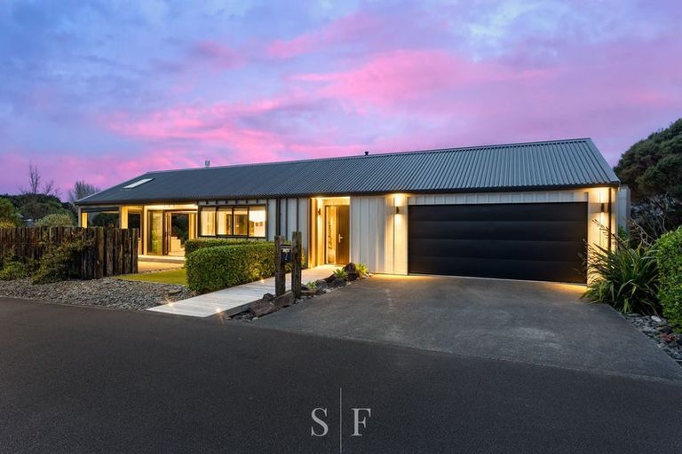 Photo of property in 14 Ferndale Drive, Waikanae, 5036
