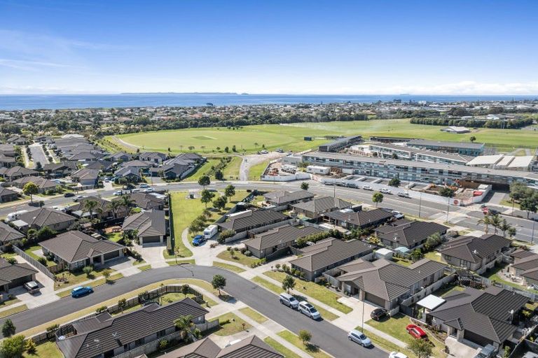 Photo of property in 33 Rainey Crescent, Papamoa Beach, Papamoa, 3118