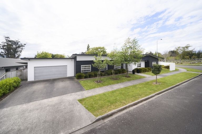 Photo of property in 2 Chestnut Close, Kelvin Grove, Palmerston North, 4414