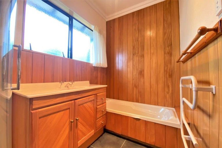 Photo of property in 12 Bragato Place, Chatswood, Auckland, 0626