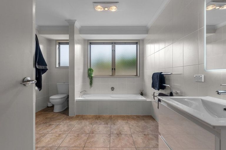 Photo of property in 17 Olive Close, Omokoroa, 3114