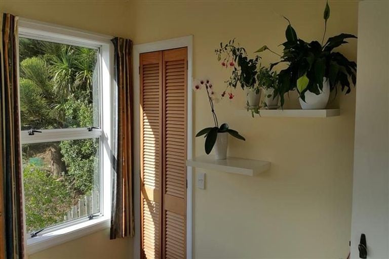 Photo of property in 5 Bowes Crescent, Strathmore Park, Wellington, 6022