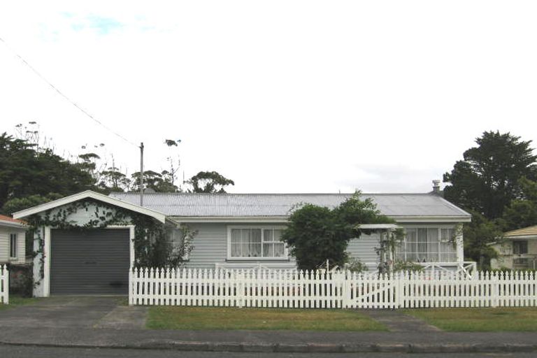 Photo of property in 43 Awaroa Road, Sunnyvale, Auckland, 0612