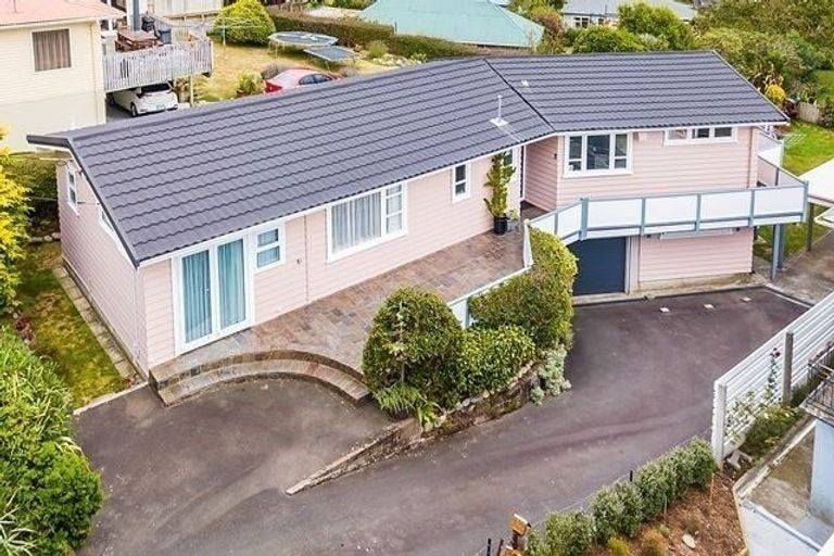 Photo of property in 6 Larsen Crescent, Tawa, Wellington, 5028