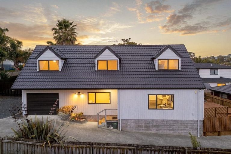 Photo of property in 54 Zefiro Drive, Massey, Auckland, 0614