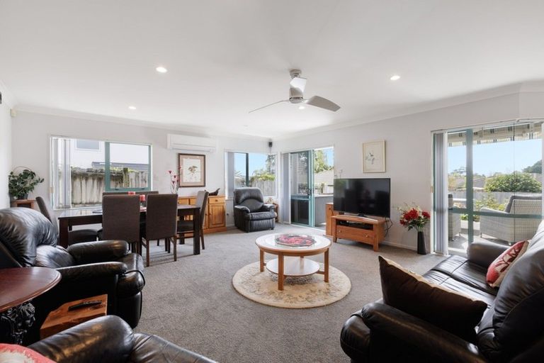 Photo of property in 4 Burnt Oak Drive, Pyes Pa, Tauranga, 3112