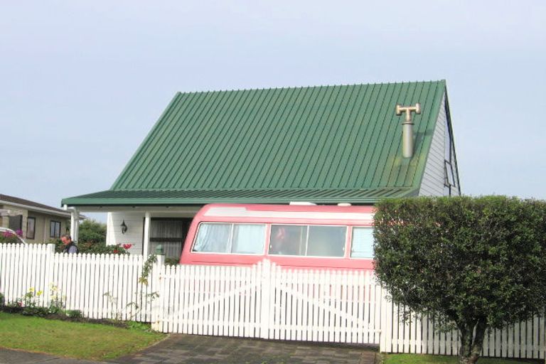 Photo of property in 37 Amorino Drive, Red Beach, 0932