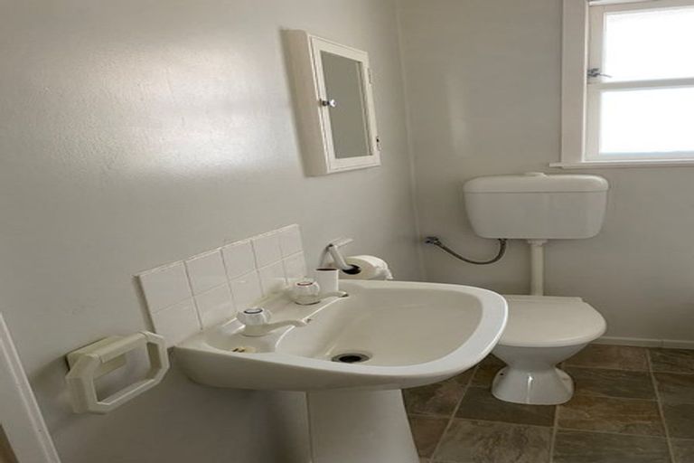 Photo of property in 1/10 Ocean View Road, Northcote, Auckland, 0627