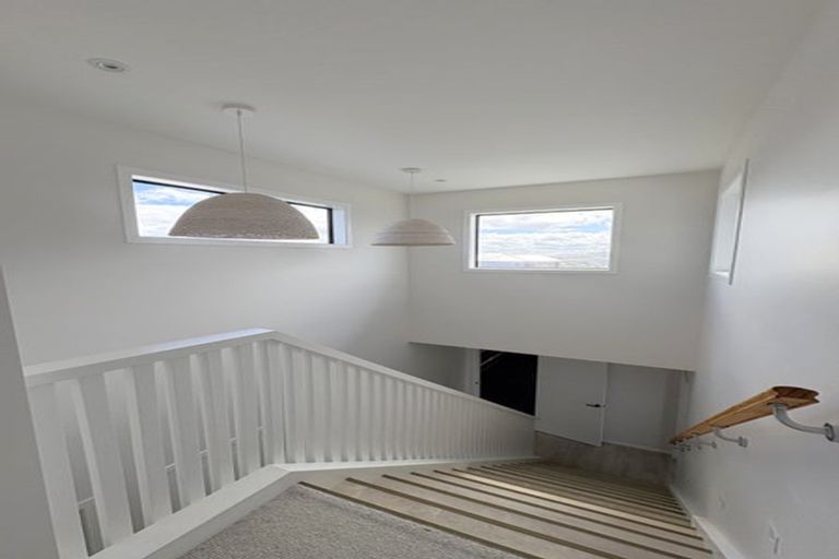 Photo of property in 37 Boeing Way, Newlands, Wellington, 6037