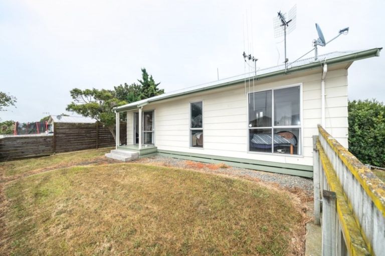 Photo of property in 2 Suzanne Grove, Kelvin Grove, Palmerston North, 4414
