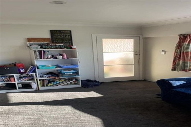 Photo of property in 5 Woodglen Road, Glen Eden, Auckland, 0602