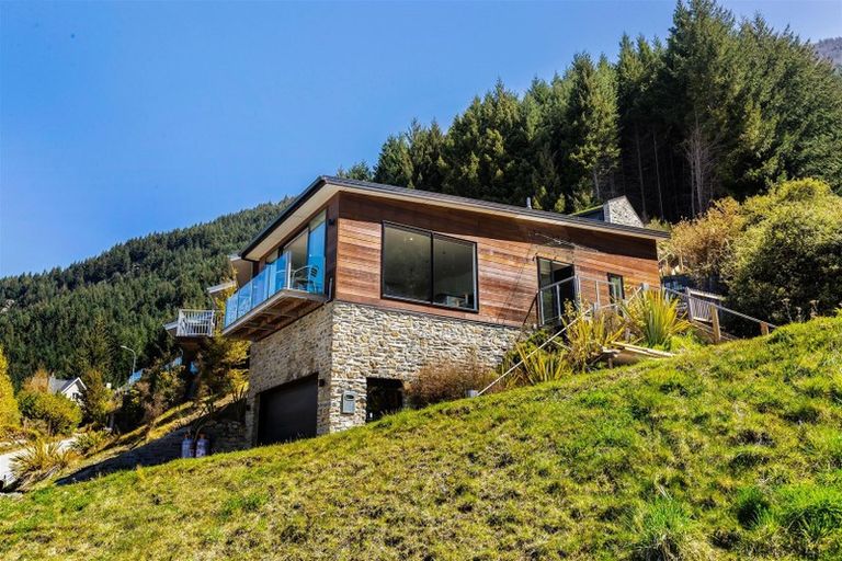 Photo of property in 45 Dart Place, Fernhill, Queenstown, 9300