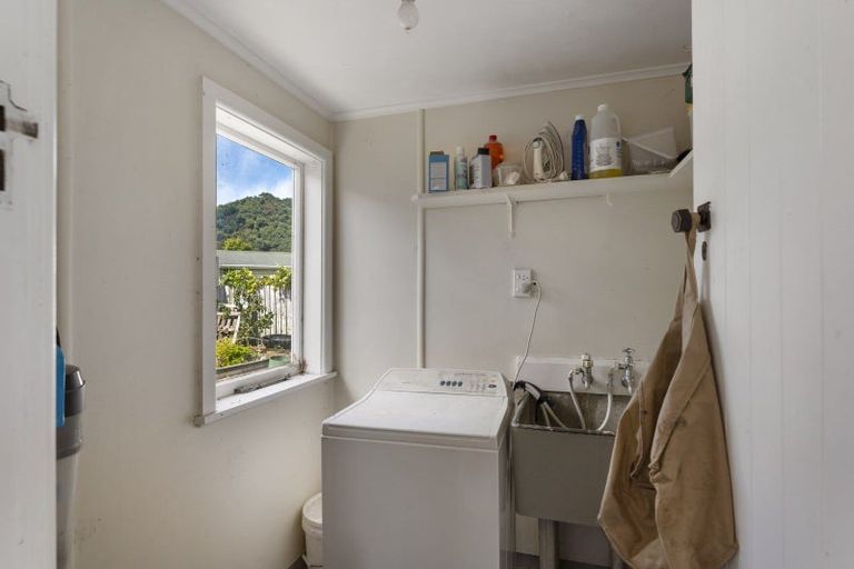 Photo of property in 16 Wairau Road, Picton, 7220