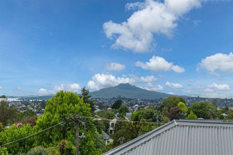 Photo of property in 2/199 Onewa Road, Birkenhead, Auckland, 0626