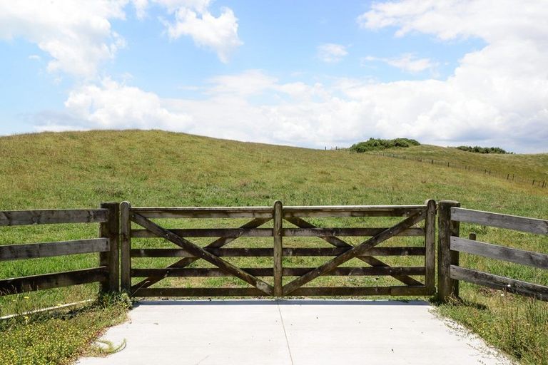 Photo of property in 1662 Awhitu Road, Pollok, 2684