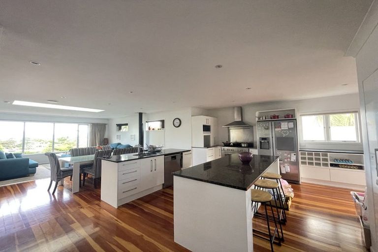 Photo of property in 86 Parr Terrace, Castor Bay, Auckland, 0620