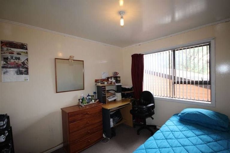 Photo of property in 16 Coburg Street, Henderson, Auckland, 0612