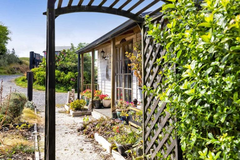 Photo of property in 2 Te Ara Karoiroa Road, Hurford, New Plymouth, 4374