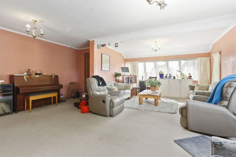 Photo of property in 37 Hobsonville Road, West Harbour, Auckland, 0618