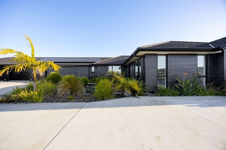 Photo of property in 5 Laguna Place, Matakatia, Whangaparaoa, 0930