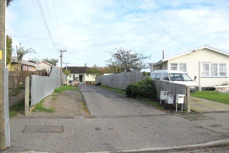 Photo of property in 23 Lambeth Crescent, Northcote, Christchurch, 8052