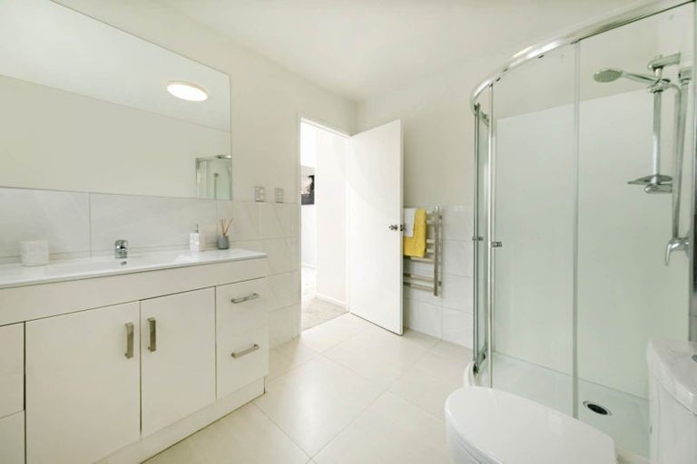 Photo of property in 1/3 Aralia Road, Sunnynook, Auckland, 0620