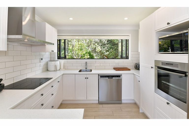 Photo of property in 6 Brian Crescent, Stanmore Bay, Whangaparaoa, 0932