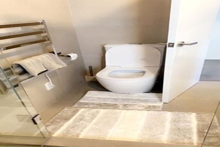 Photo of property in 10a Glenfield Road, Birkenhead, Auckland, 0626