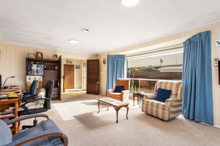 Photo of property in 2/427 Memorial Avenue, Burnside, Christchurch, 8053