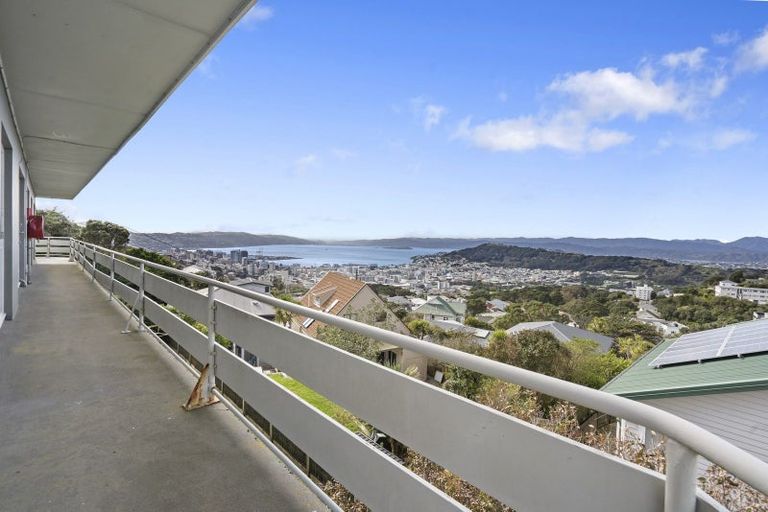 Photo of property in Bryon Court Flats, 25 Apuka Street, Brooklyn, Wellington, 6021