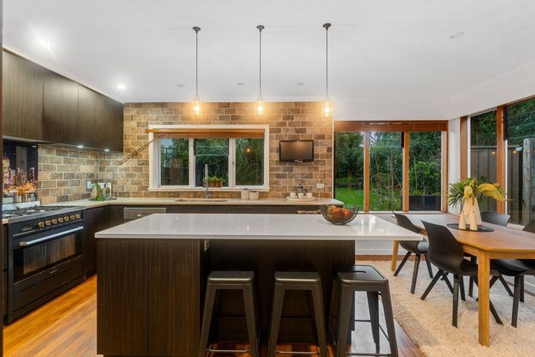 Photo of property in 16 Forrest Hill Road, Forrest Hill, Auckland, 0620