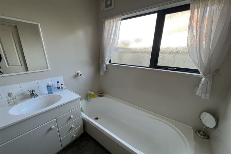 Photo of property in 275 Memorial Avenue, Burnside, Christchurch, 8053