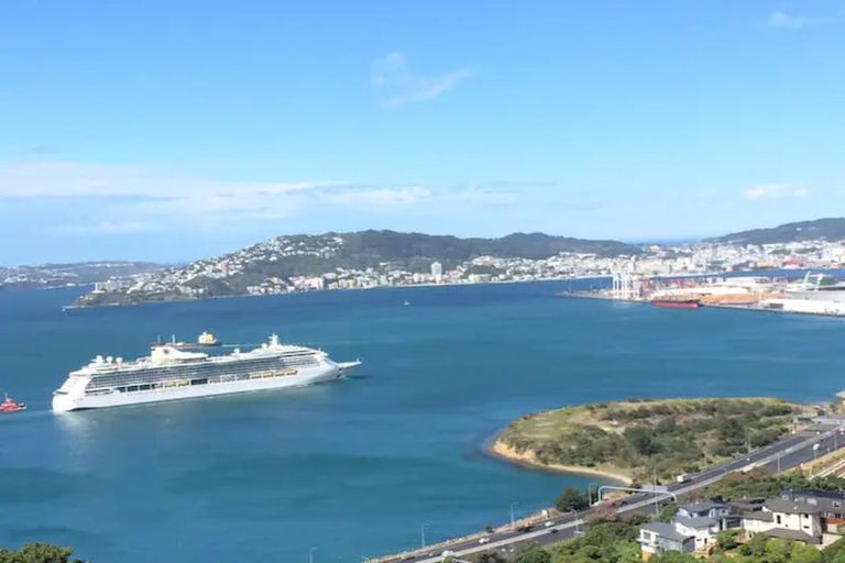 Photo of property in 129 Nicholson Road, Khandallah, Wellington, 6035